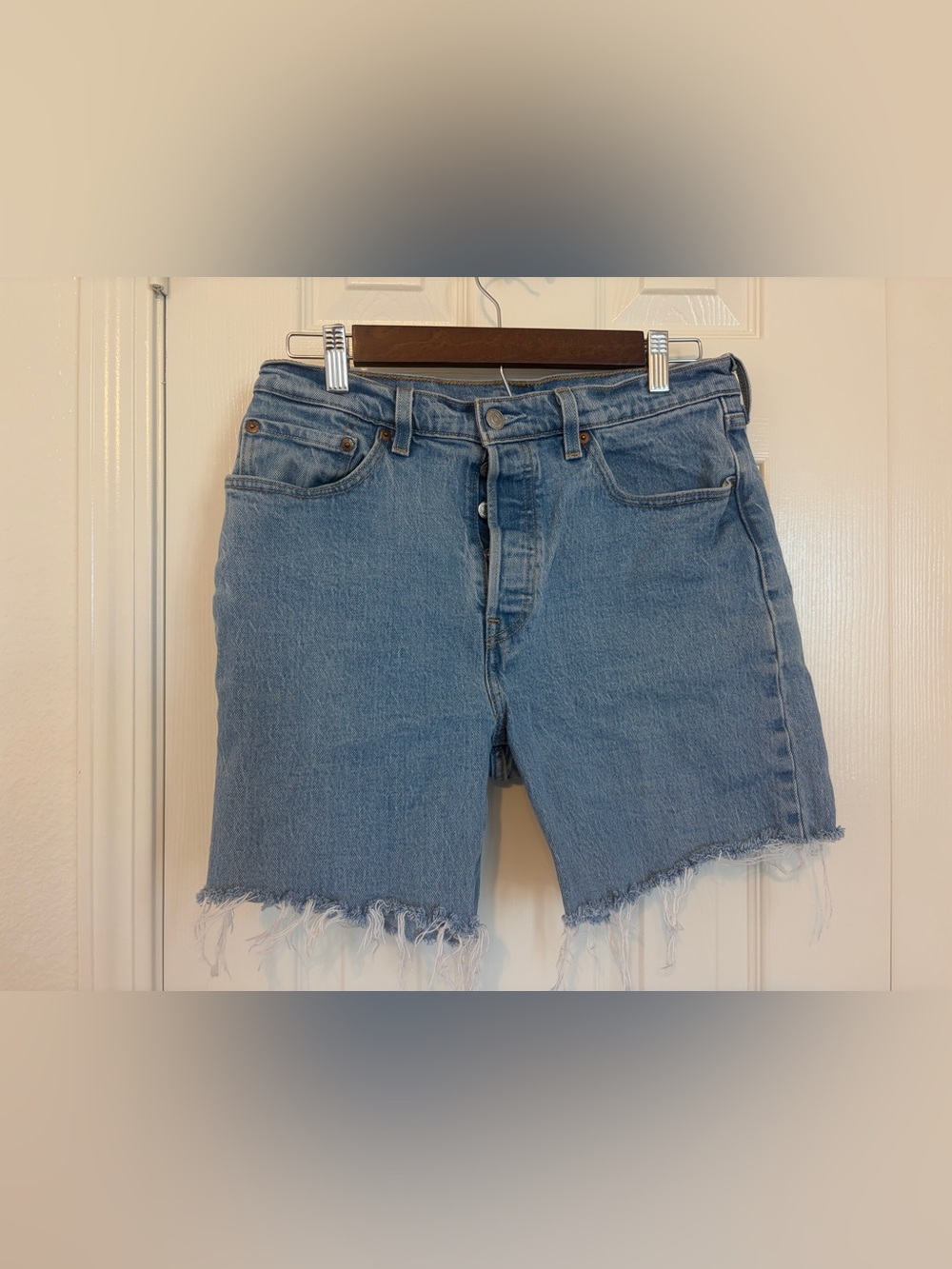 Levi's women’s Light Blue Frayed Hem Denim Shorts size W 29 L 26
